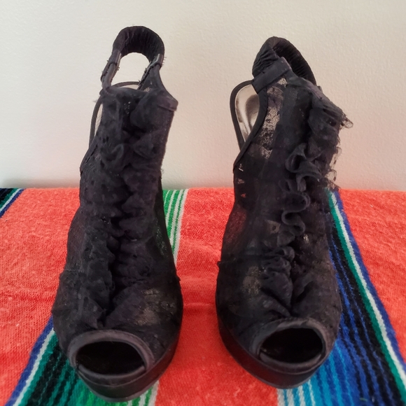 Black lace Chinese Laundry heels size 7. Like new. Elastic back, comfortable! - Picture 2 of 5